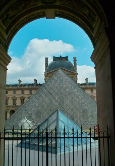 藝術字巴黎盧浮宮廣場的玻璃金字塔图片
