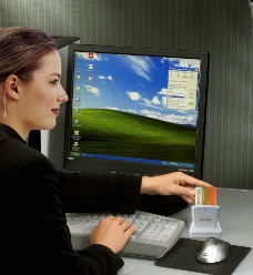工作女性智能卡闪卡办公桌工作使用智能卡的办公白领女性图片