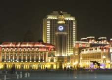 天津东站门前的夜景图片
