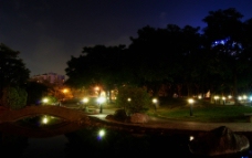 台北公园 公园一角 拱桥 入夜图片