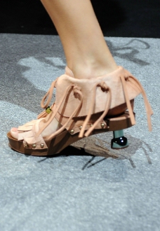 流行时尚LouisVuittonSpring2010LV鞋时尚流行质感个性漂亮模特图片