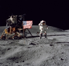 月球表面月球上的宇航员向星条旗敬礼图片