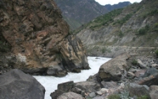 山谷中的河流图片