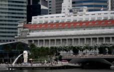 新加坡浮尔顿酒店前的鱼尾狮图片