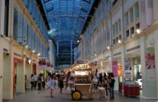 购物场景新加坡一家购物商场的内景图片