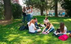 法国 第戎 达西公园里的女学生图片